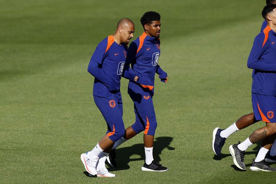 Ian Maatsen (R) traint mee met het Nederlands elftal naast zijn Dortmund-teamgenoot Donyell Malen (L)