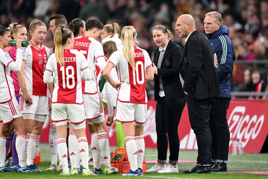 Trainer Suzanne Bakker met de selectie van Ajax in de thuiswedstrijd tegen Bayern München