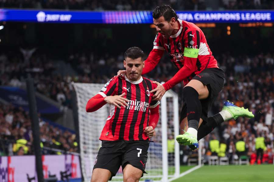 Théo Hernández y Morata celebran el 1-2 del Milan