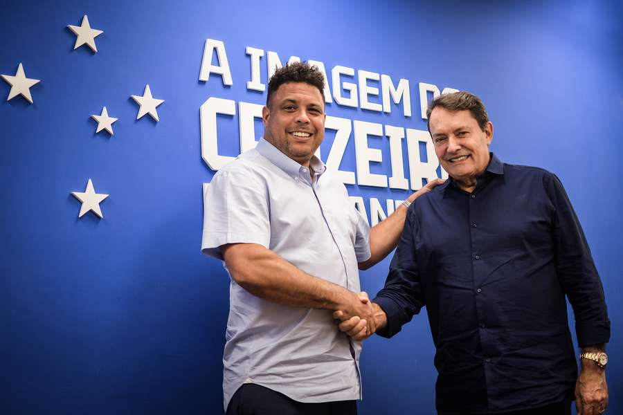 Ronaldo ao lado de Pedro Lourenço na oficialização da venda da SAF do Cruzeiro