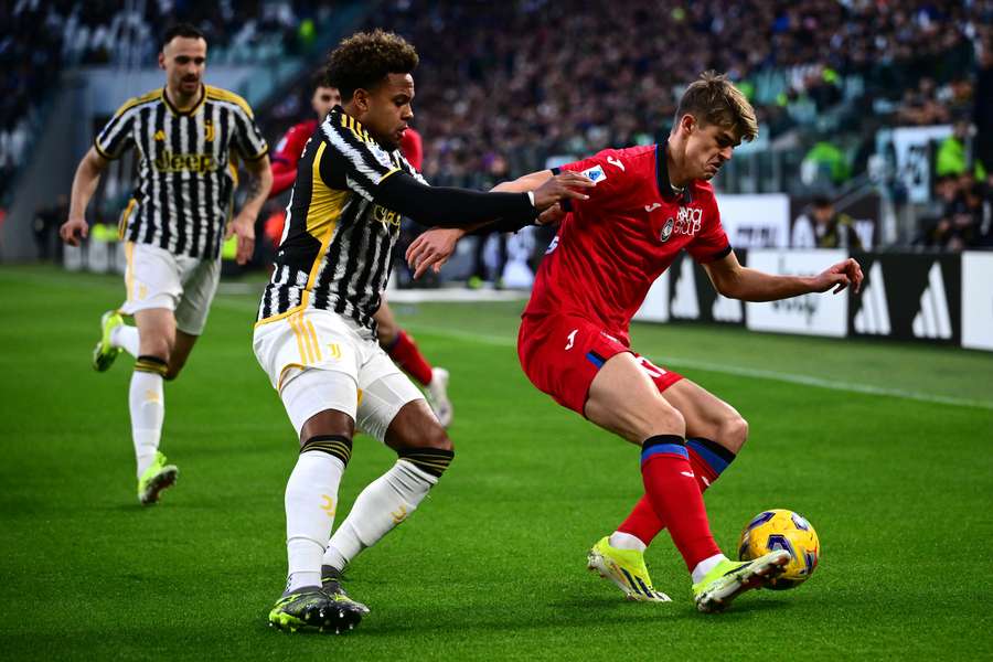 Weston McKennie (L) fights for the ball with Atalanta’s Belgian midfielder Charles De Ketelaere 