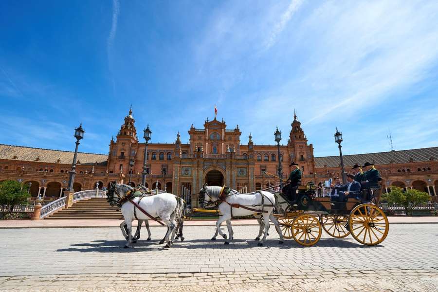 El coche de caballos con Gabi, Xabi Prieto y el trofeo en la Plaza España de Sevilla