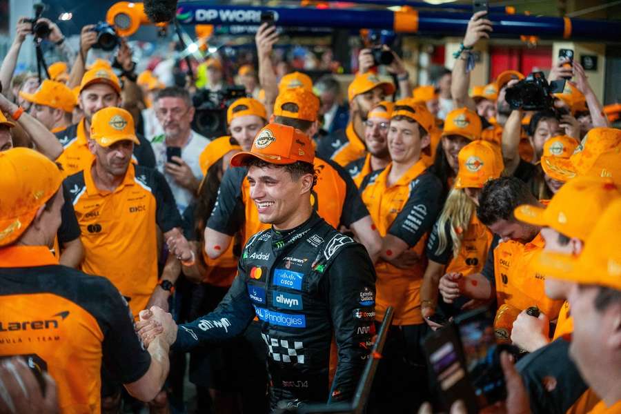 Lando Norris slaví první titul mistra světa F1. Lando Norris slaví první titul mistra světa F1.
