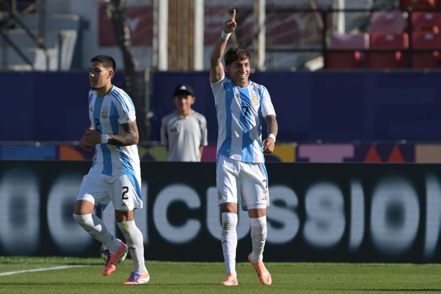 Maher Carrizo celebra uno de sus goles ante Nigeria