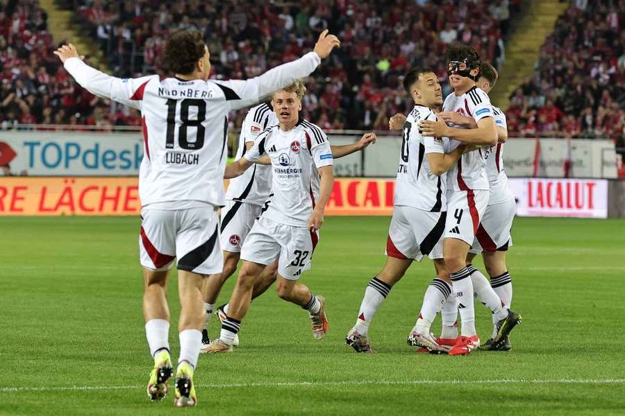 Nürnberg kann nach dem Sieg noch vom Aufstieg träumen.