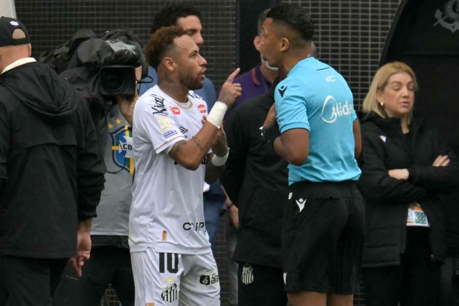 Neymar discute com o quarto árbitro Bruno Mota Correia