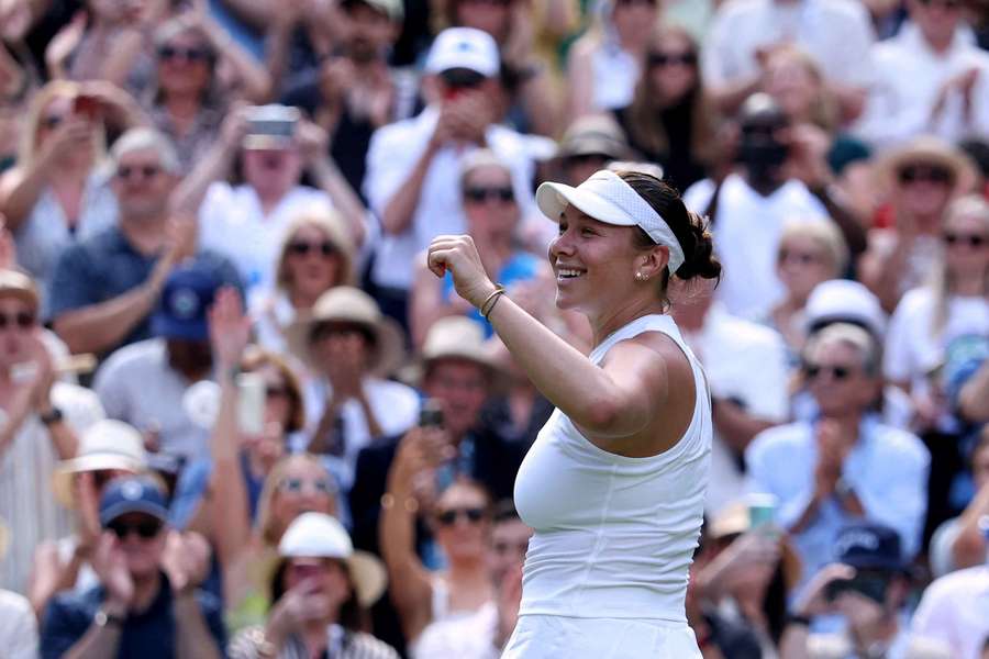 Amanda Anisimova celebrates winning her semi-final against Aryna Sabalenka