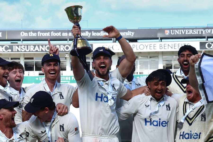 Warwickshire captain Ed Barnard lifts the Rothesay County Championship trophy Warwickshire captain Ed Barnard lifts the Rothesay County Championship trophy