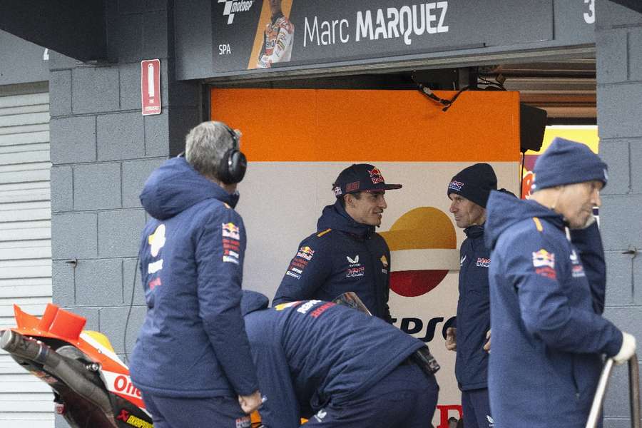 Marc Márquez habla con Alberto Puig en su box de Honda