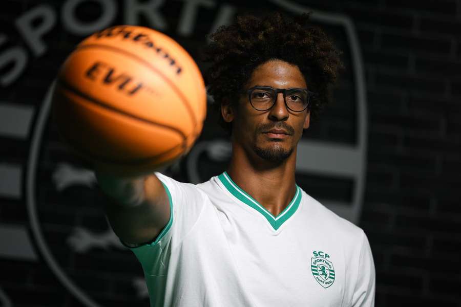 Arnette Hallman com a camisola verde e branca