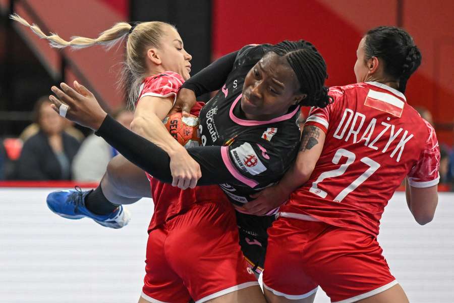 Lyndie Tchaptchet Defo intenta un disparo en el Polonia-España del Europeo