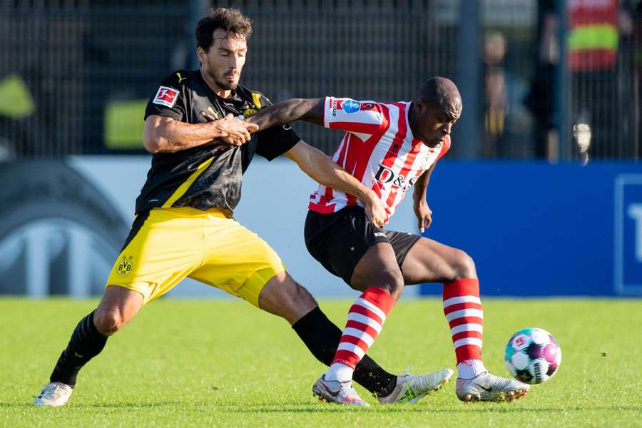 Danzell Gravenberch (R) als Spartaan in duel met Mats Hummels van Borussia Dortmund