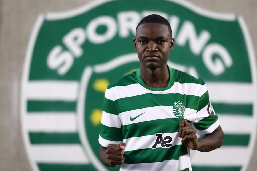 Délcio Aurélio apresentado no Sporting