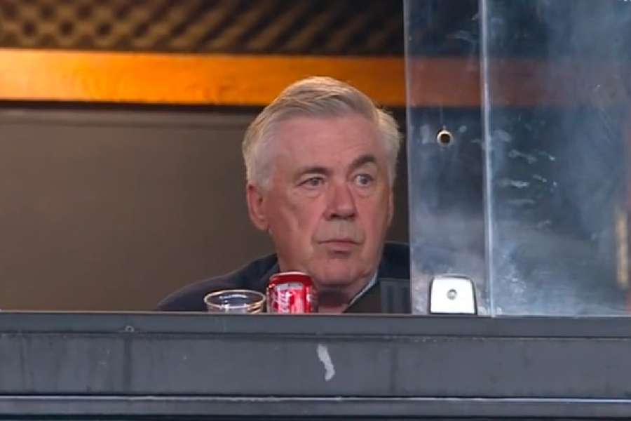 Ancelotti é flagrado pela transmissão de TV em um dos camarotes do Nilton Santos