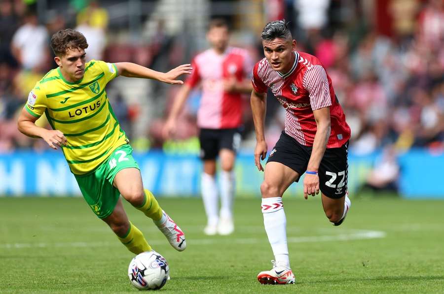 Carlos Alcaraz of Southampton chased by Tony Springett of Norwich City