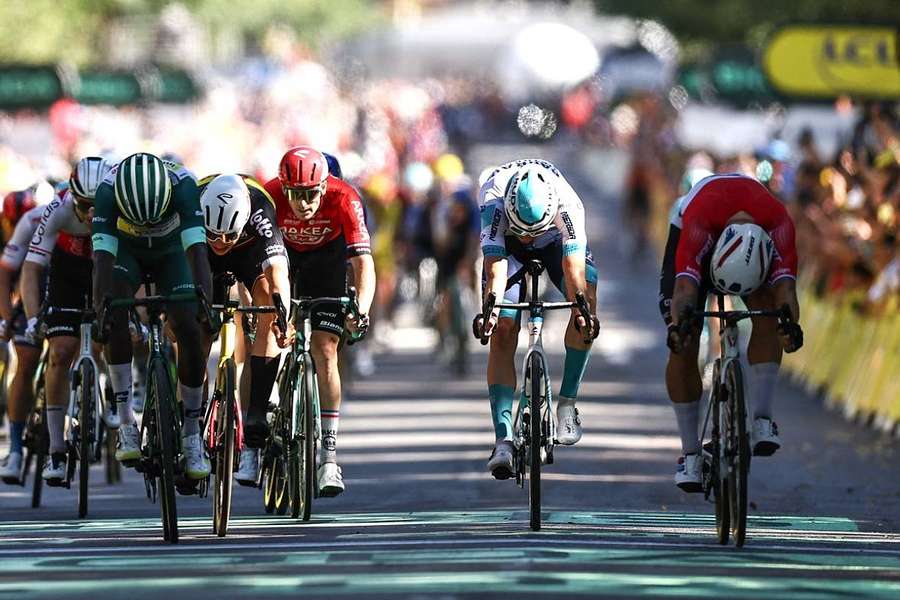 Dylan Groenewegen, à droite, à la photo-finish.