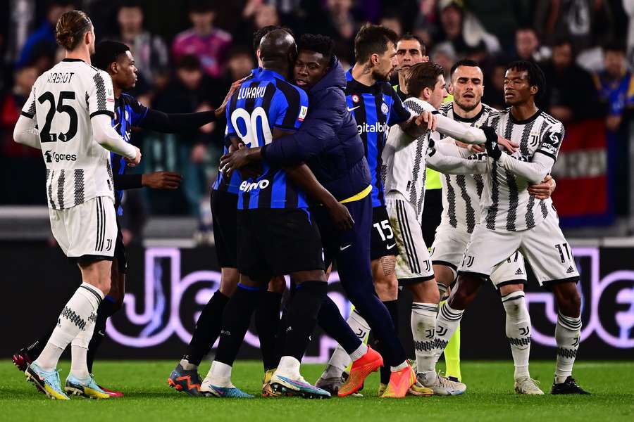 La bagarre de la Coppa Italia entre Lukaku et Cuadrado