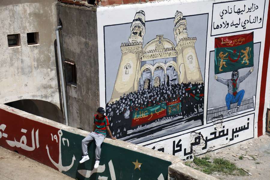 Frescos em honra de Mouloudia em Argel