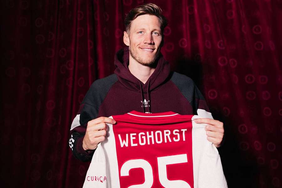 Wout Weghorst posant avec son nouveau maillot.