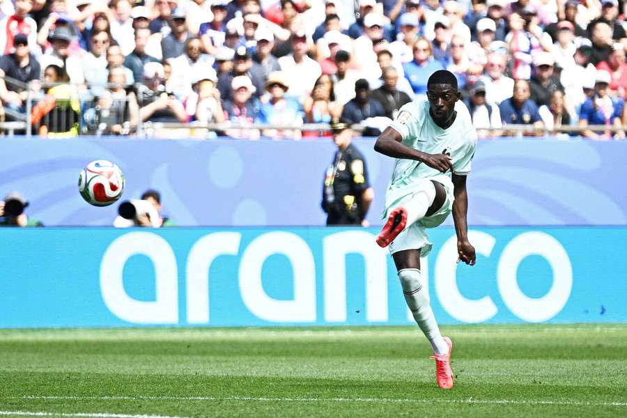 Dembélé, a punto de marcar uno de sus goles ante Noruega