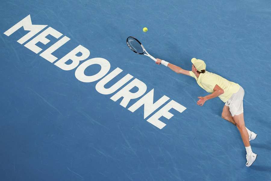 Pecador devolviendo el saque de Zverev en Melbourne Pecador devolviendo el saque de Zverev en Melbourne