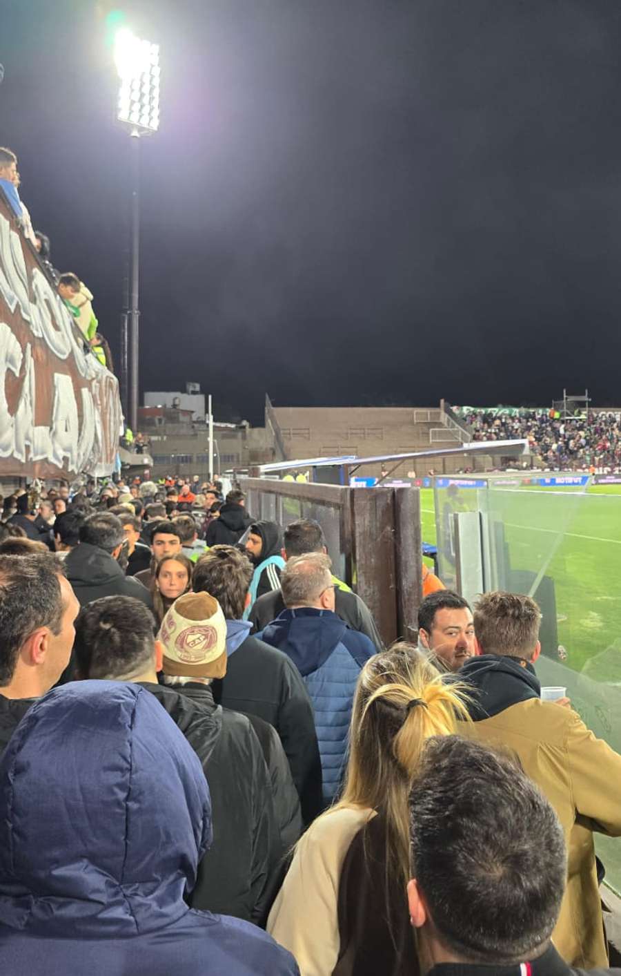 Torcedores circulam ao lado do gramado para chegar nos bares e banheiros durante o intervalo