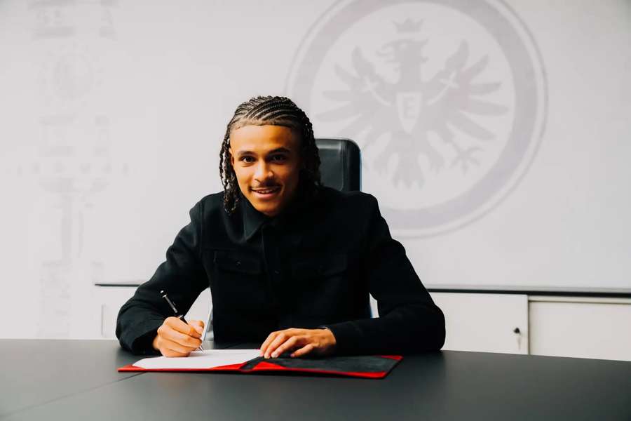 Jean-Mattéo Bahoya assinou pelo Eintracht Frankfurt até 2029