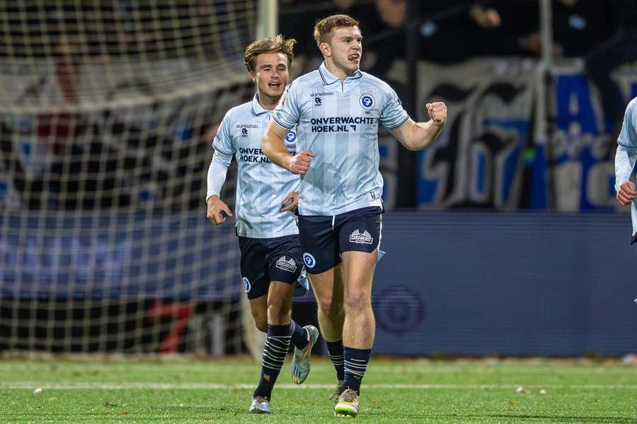 Devin Haen viert een doelpunt tegen Telstar