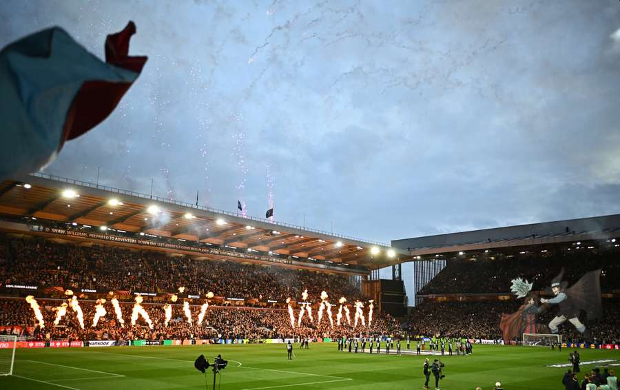 Il Villa Park prima del fischio d'inizio