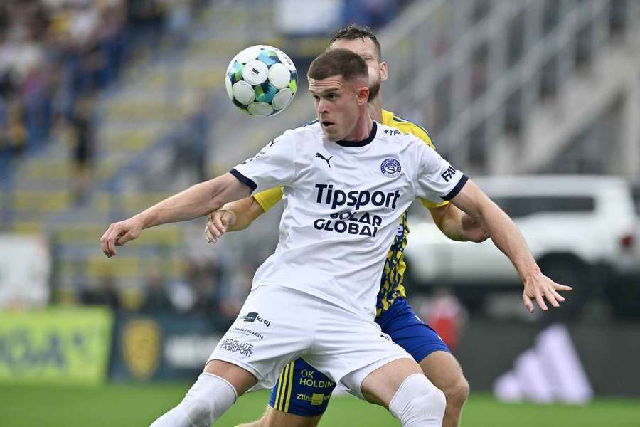 Marko Kvasina ve své typické situaci – v hlavičkovém souboji.