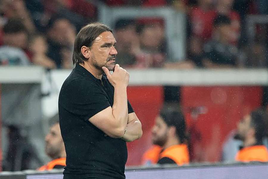 Farke observa um jogo entre Leverkusen e Gladbach, em 2022