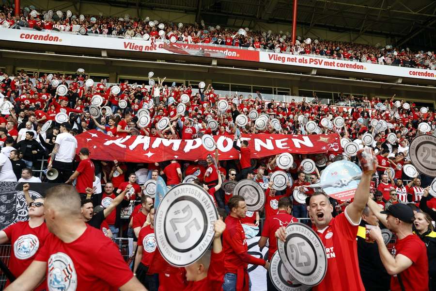 PSV werd zondagmiddag voor de 25e keer landskampioen