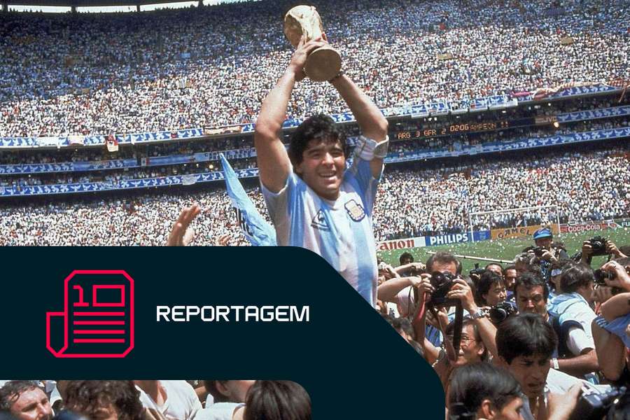 Fotografia lendária de Diego Maradona após o triunfo na final do Mundial 1986.