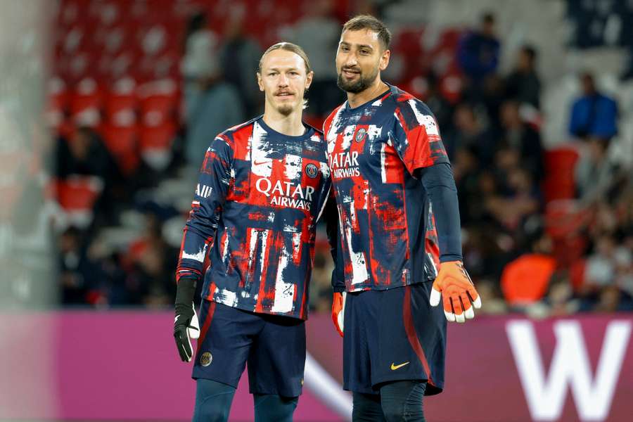 Donnarumma et Safonov durant l'échauffement du match de Brest.