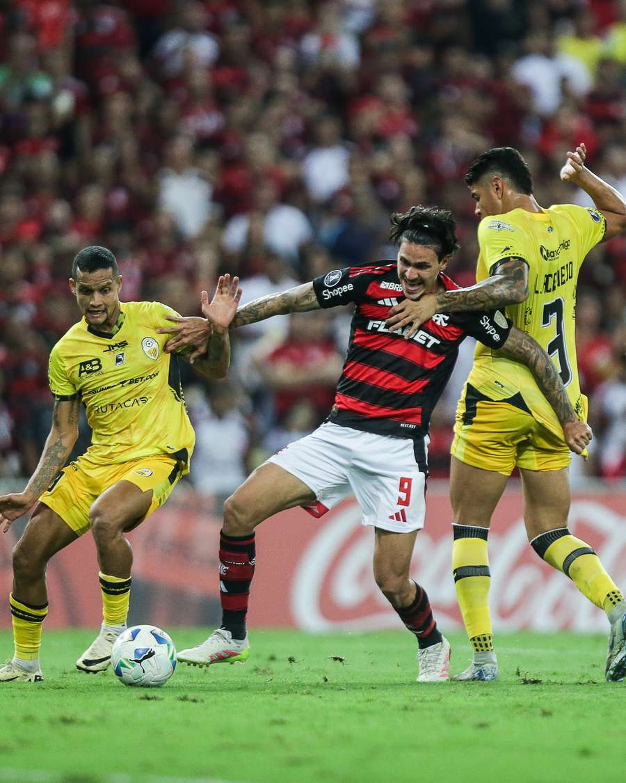 Pedro, do Flamengo, sofreu contra a defesa do Deportivo Táchira Pedro, do Flamengo, sofreu contra a defesa do Deportivo Táchira