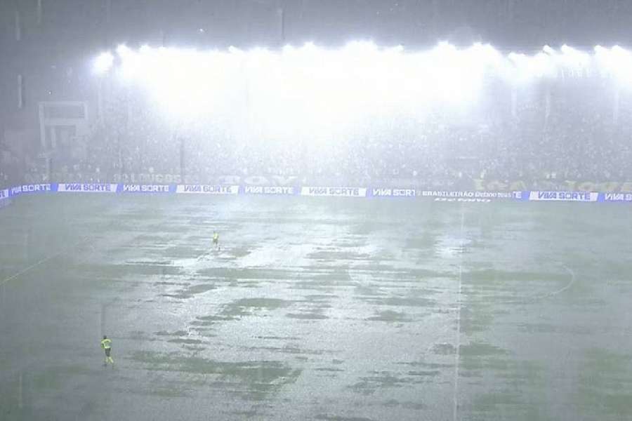 Gramado de São Januário não suportou forte chuva