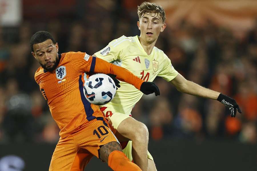 Spain's Dean Huijsen (R) battles with the Netherlands' Memphis Depay during their UEFA Nations League match