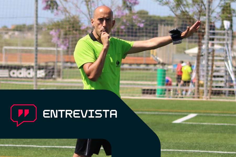 Pavel Fernández, arbitrando