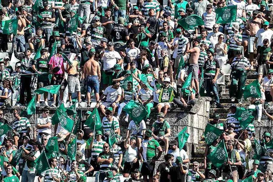 Adeptos do Sporting no apoio à equipa Adeptos do Sporting no apoio à equipa