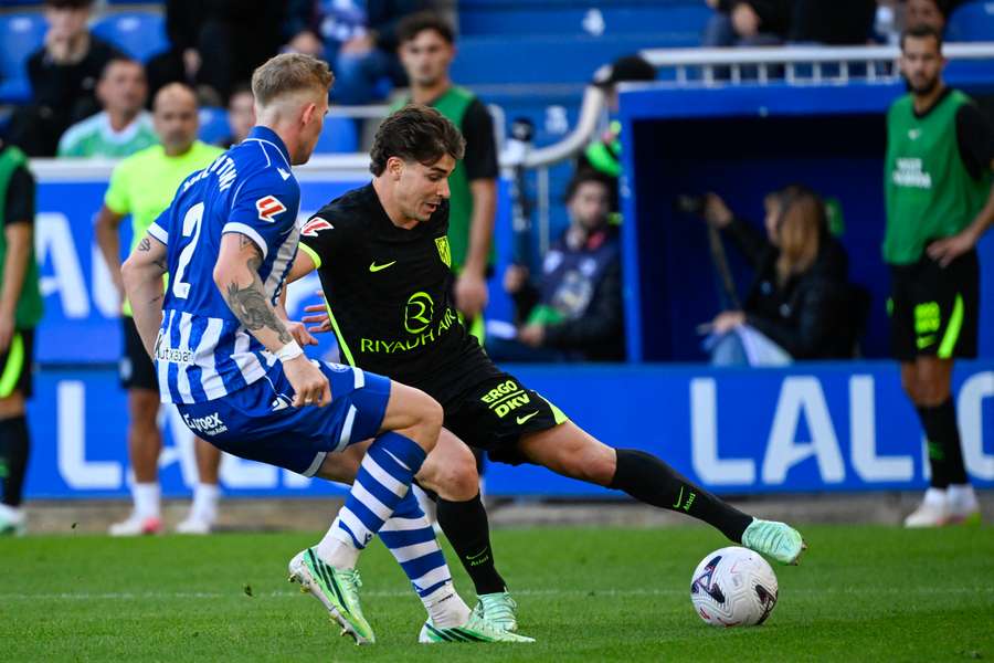 Julian Alvarez in azione contro l'Alaves Julian Alvarez in azione contro l'Alaves