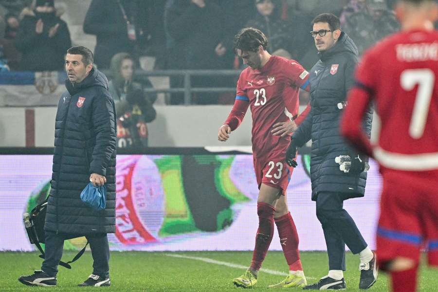 Dusan Vlahovic esce dal campo dopo l'infortunio alla coscia