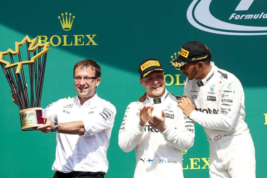 Loïc Serra (à gauche) partageant un podium avec Valtteri Bottas et Lewis Hamilton.