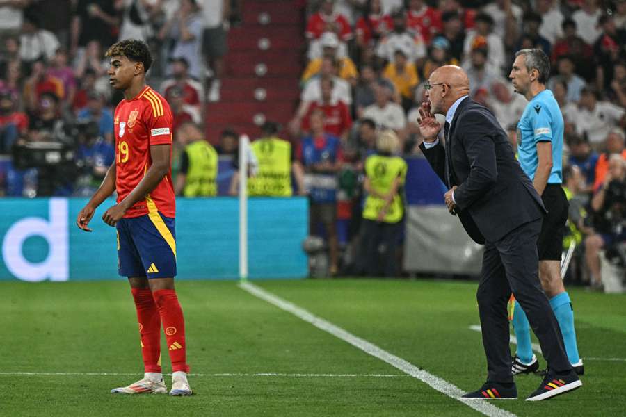 Luis de la Fuente speaks with Lamine Yamal during Spain's Euro 2024 semi-final victory against France