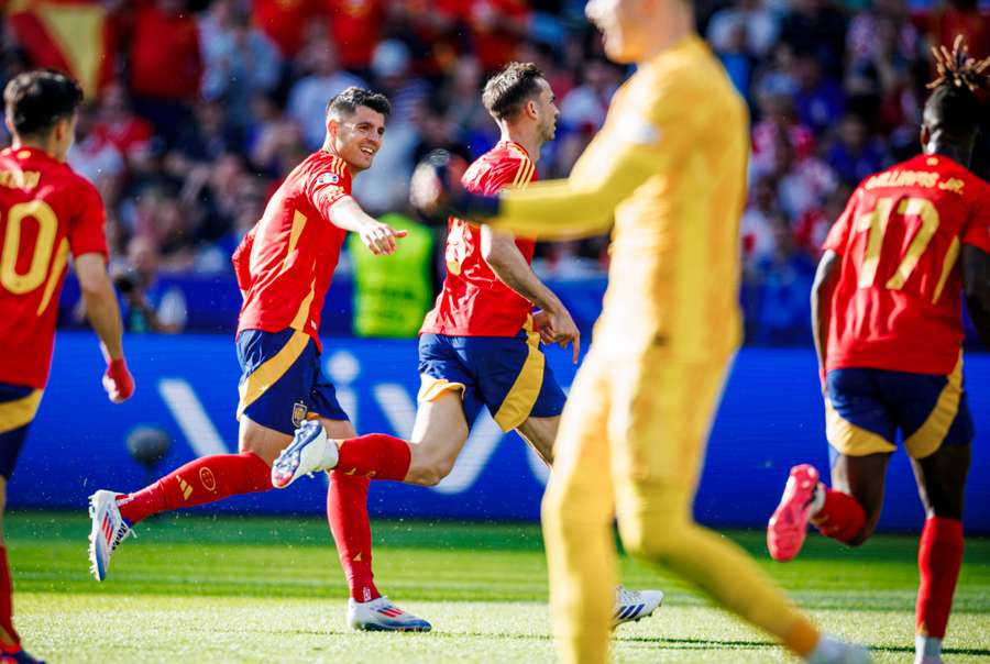 España golea a Croacia en un fantástico debut.