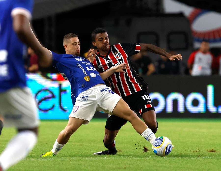 Luiz Gustavo fechou a conta na vitória do São Paulo