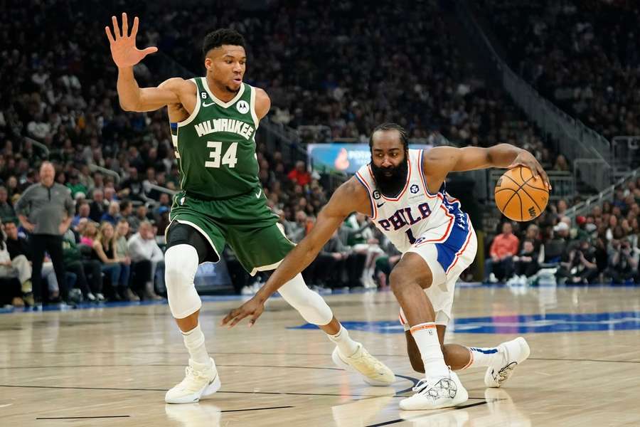 76ers' Harden dribbelt tegen Bucks' Antetokounmpo