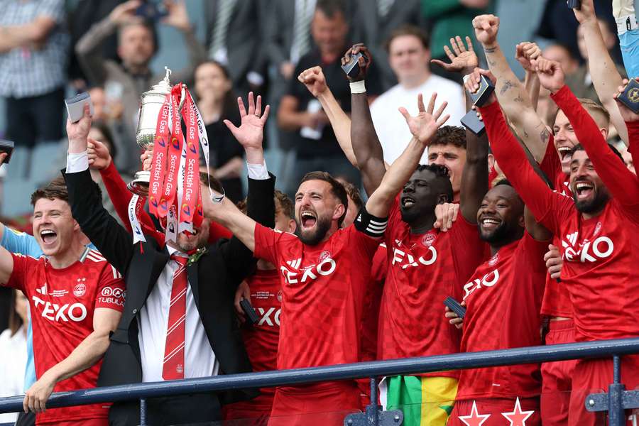 Aberdeen's Graeme Shinnie lifts the Scottish Cup