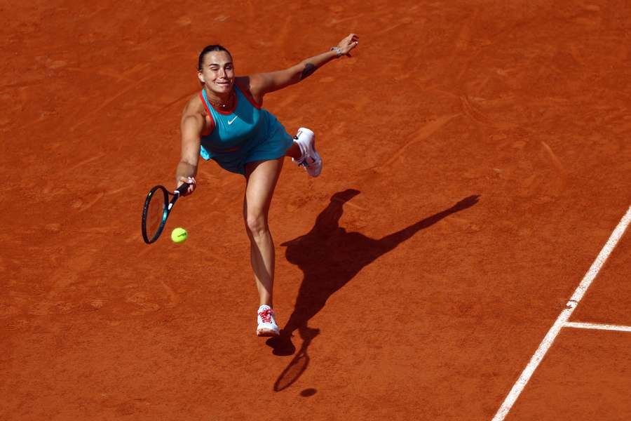 Aryna Sabalenka în acțiune în timpul meciului din sferturile de finală