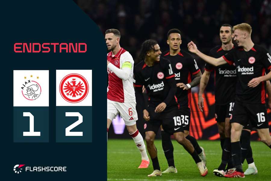 Eintracht Frankfurt bejubelt den Europa League-Hinspielsieg in Amsterdam.
