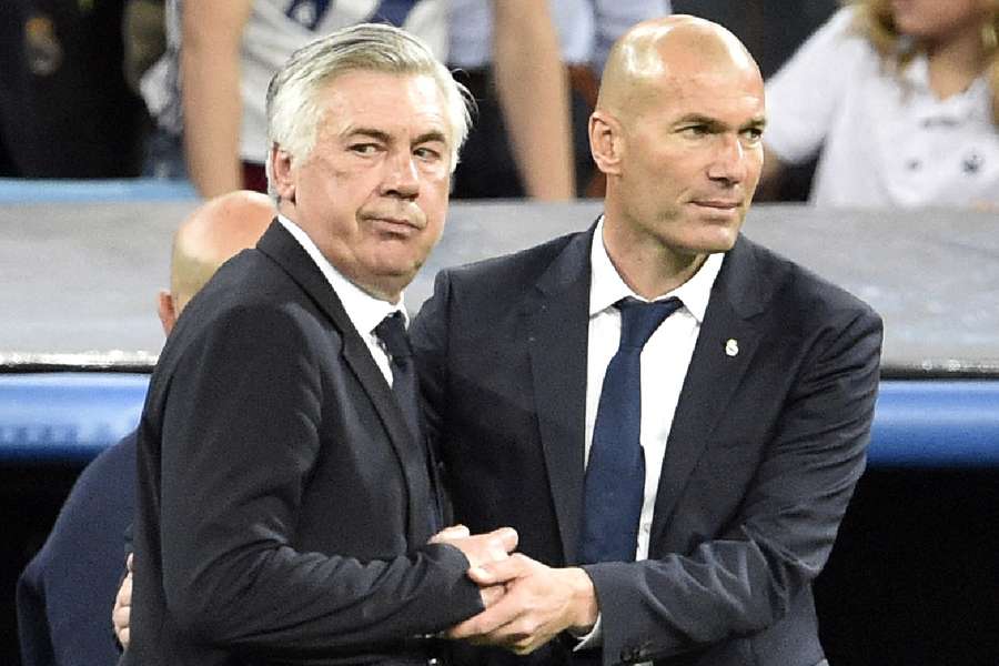 Ancelotti și Zidane se salută în timpul unui meci